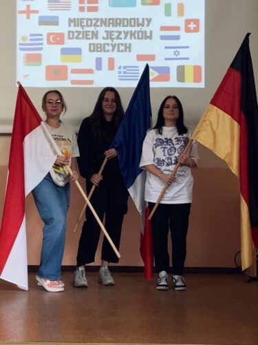 Uczniowie z flagami różnych państw