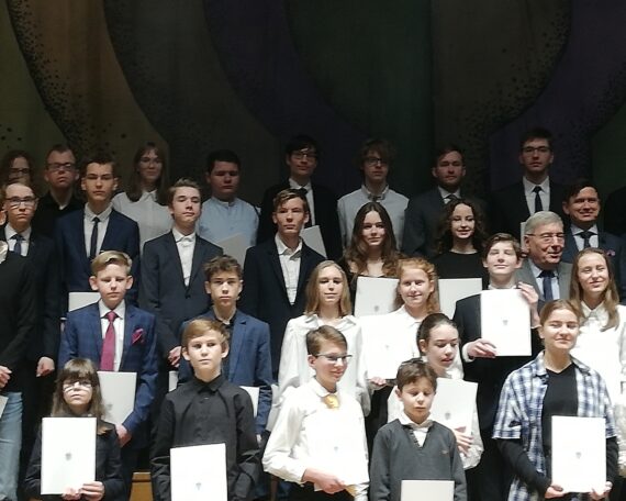 Kamil Ziółkowski, odbiera podczas uroczystej gali nagrodę Miasta Poznania, za szczególne osiągnięcia dla uczniów poznańskich szkół.