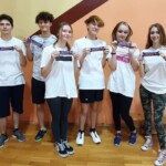 grupa uczniów prezentuje otrzymane w nagrodę batony "Grześki"