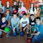 Grupa młodzieży w sali do bowlingu