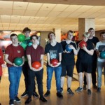 Grupa młodzieży w sali do bowlingu