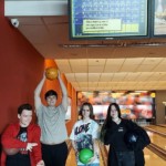 Grupa młodzieży w sali do bowlingu