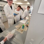 Uczniowie klasy 2PA w laboratorium