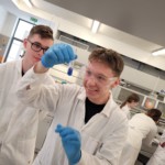 Uczniowie klasy 2PA w laboratorium