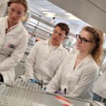 Uczniowie klasy 2PA w laboratorium