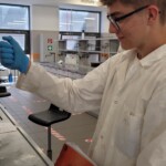 Uczniowie klasy 2PA w laboratorium