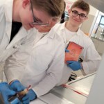 Uczniowie klasy 2PA w laboratorium