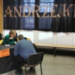 Młodzież pod napisem "Andrzejki"