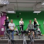 Na obrazku widać młodzież