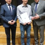 Kamil Ziółkowski, odbiera podczas uroczystej gali nagrodę Miasta Poznania, za szczególne osiągnięcia dla uczniów poznańskich szkół.