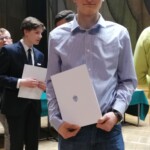 Kamil Ziółkowski, odbiera podczas uroczystej gali nagrodę Miasta Poznania, za szczególne osiągnięcia dla uczniów poznańskich szkół.