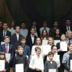 Kamil Ziółkowski, odbiera podczas uroczystej gali nagrodę Miasta Poznania, za szczególne osiągnięcia dla uczniów poznańskich szkół.