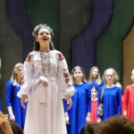 Kamil Ziółkowski, odbiera podczas uroczystej gali nagrodę Miasta Poznania, za szczególne osiągnięcia dla uczniów poznańskich szkół.